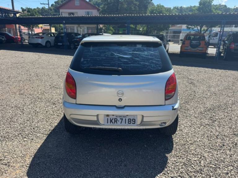 CHEVROLET - CELTA - 2002/2002 - Prata - R$ 14.900,00