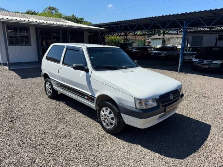 FIAT - UNO - 2010/2011 - Branca - R$ 21.900,00