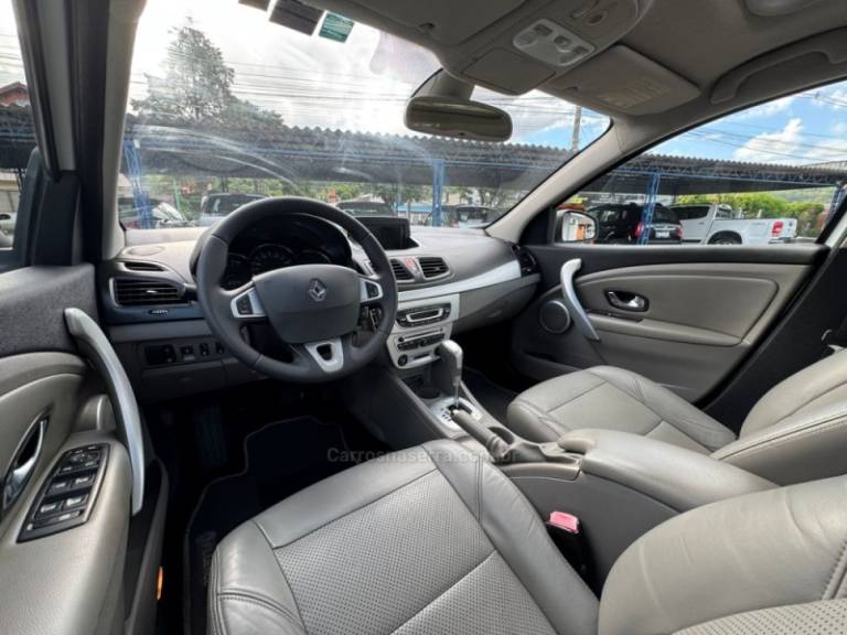 RENAULT - FLUENCE - 2011/2012 - Branca - R$ 42.900,00