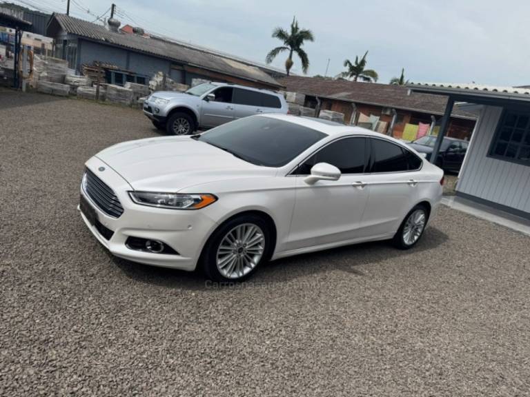 FORD - FUSION - 2015/2016 - Branca - R$ 88.900,00