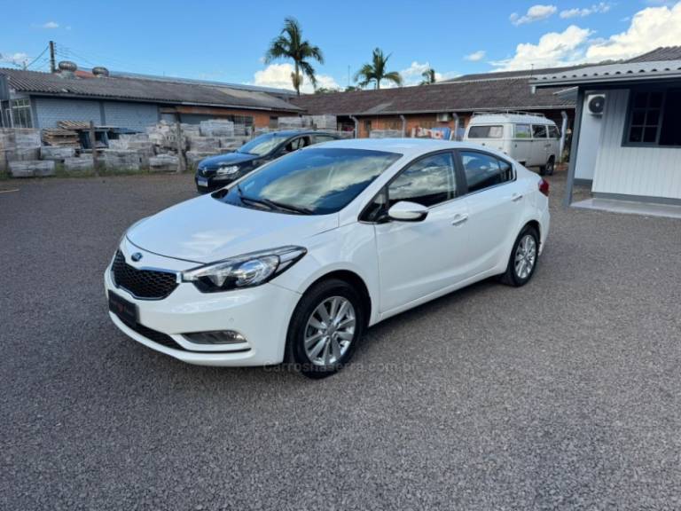 KIA MOTORS - CERATO - 2014/2015 - Branca - R$ 68.900,00