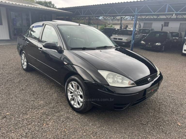 FORD - FOCUS - 2006/2007 - Preta - R$ 26.900,00