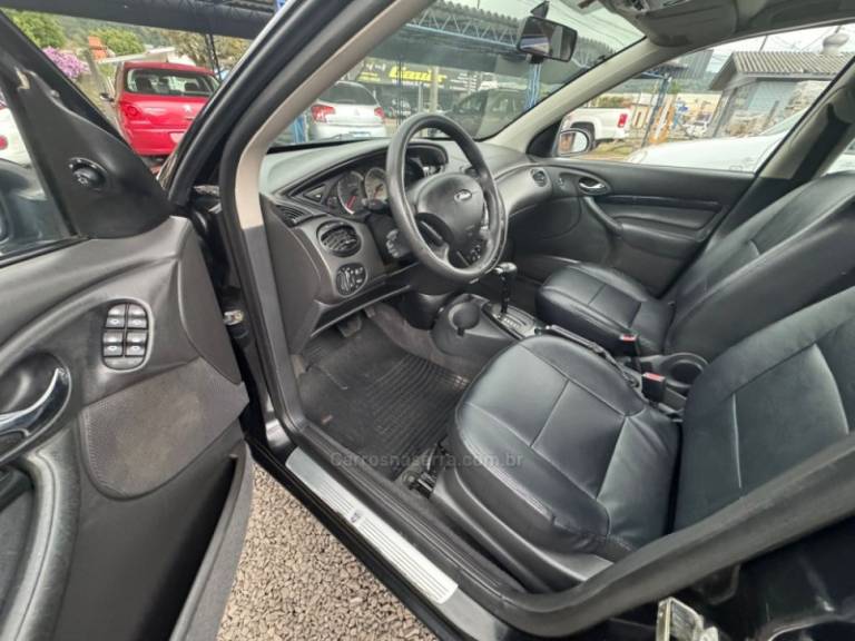 FORD - FOCUS - 2006/2007 - Preta - R$ 26.900,00