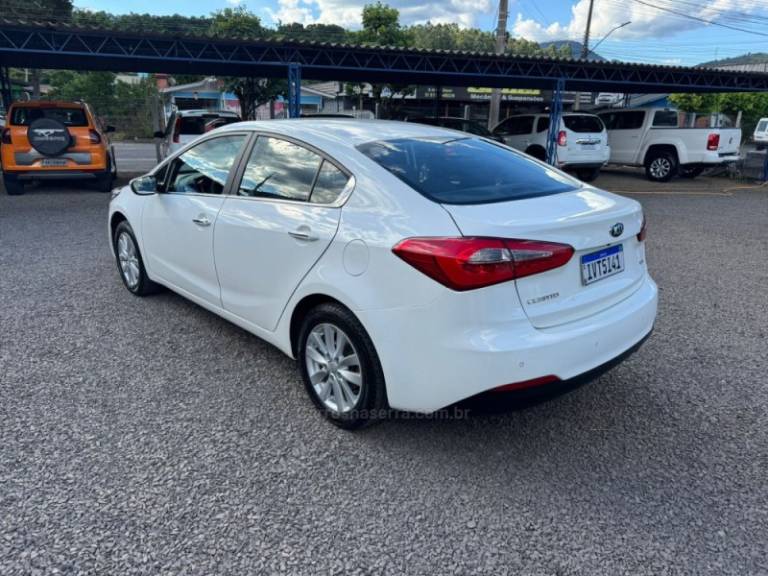 KIA MOTORS - CERATO - 2014/2015 - Branca - R$ 68.900,00