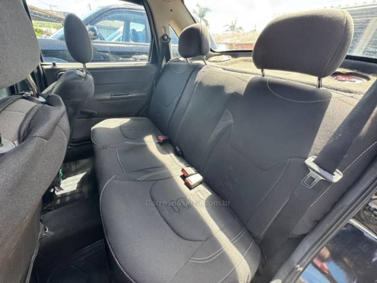 CHEVROLET - CORSA - 2004/2004 - Preta - R$ 16.900,00