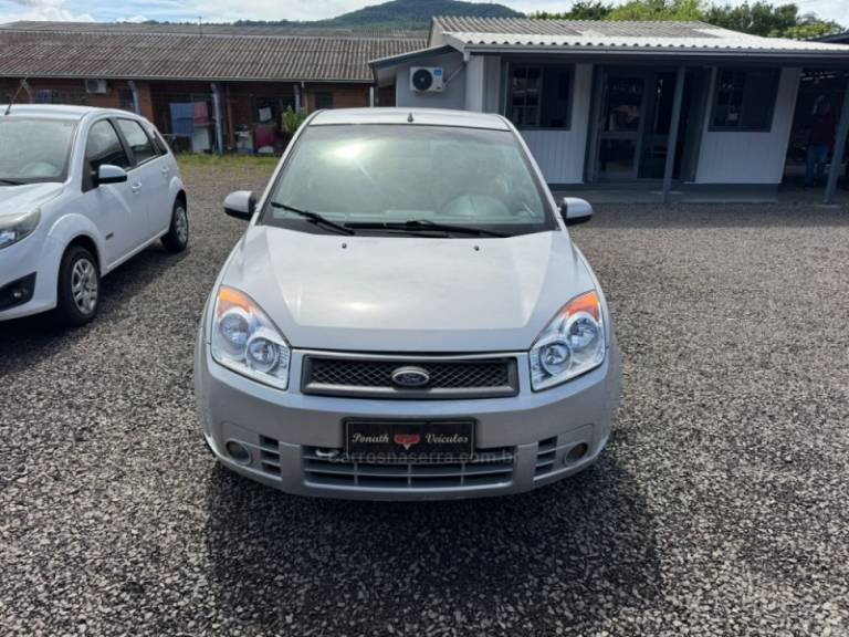 FORD - FIESTA - 2007/2008 - Prata - R$ 25.900,00