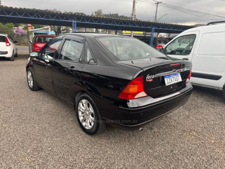 FORD - FOCUS - 2006/2007 - Preta - R$ 26.900,00