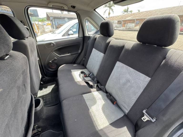 FORD - FIESTA - 2007/2008 - Prata - R$ 25.900,00