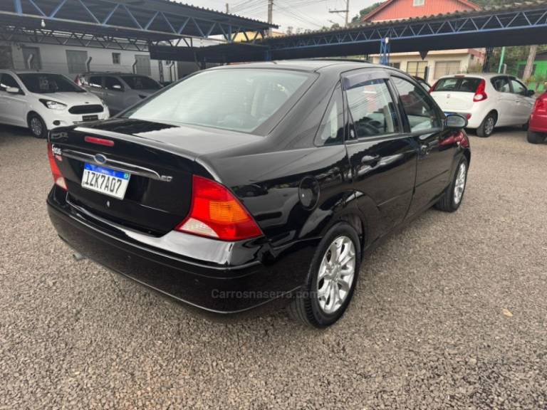 FORD - FOCUS - 2006/2007 - Preta - R$ 26.900,00
