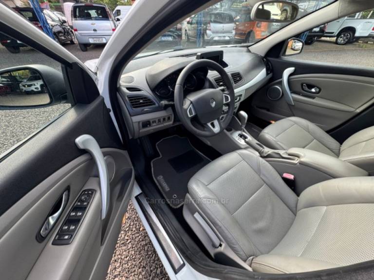 RENAULT - FLUENCE - 2011/2012 - Branca - R$ 42.900,00