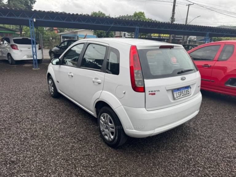 FORD - FIESTA - 2011/2012 - Branca - R$ 33.900,00