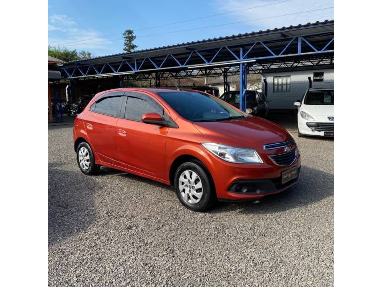 CHEVROLET - ONIX - 2013/2013 - Laranja - R$ 42.900,00