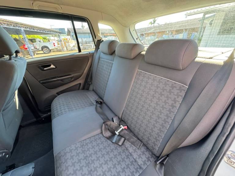 VOLKSWAGEN - SPACEFOX - 2015/2016 - Branca - R$ 55.900,00