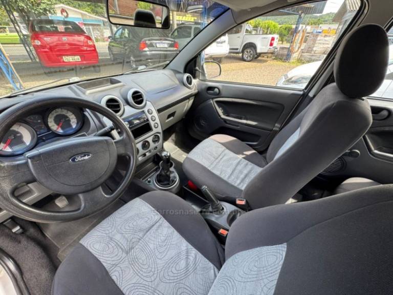 FORD - FIESTA - 2007/2008 - Prata - R$ 25.900,00
