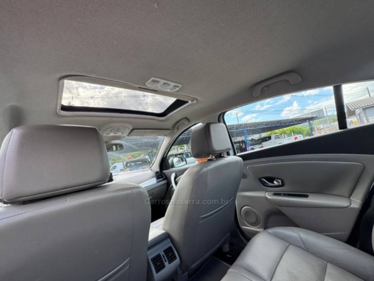 RENAULT - FLUENCE - 2011/2012 - Branca - R$ 42.900,00