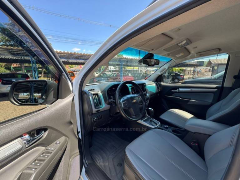 CHEVROLET - S10 - 2022/2023 - Branca - R$ 205.000,00