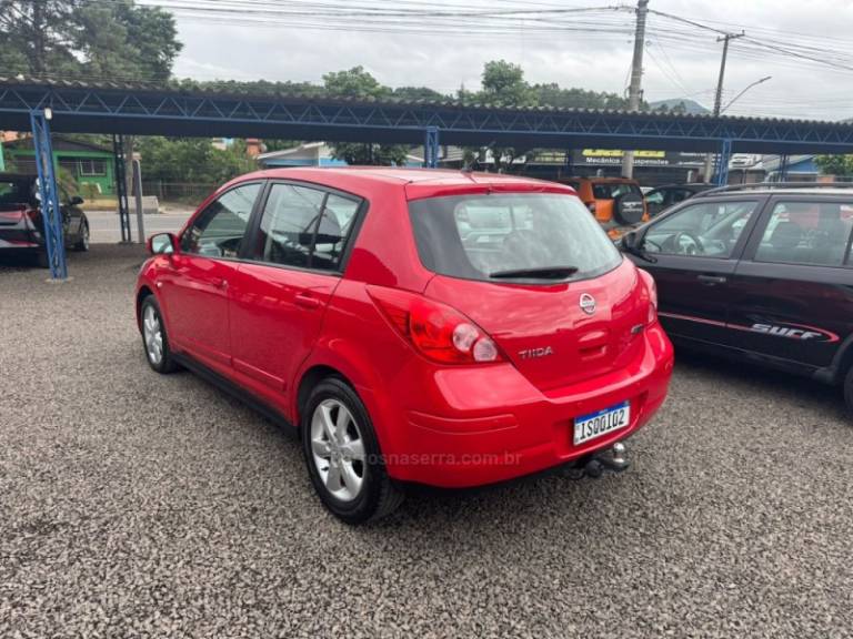 NISSAN - TIIDA - 2011/2012 - Vermelha - R$ 35.900,00