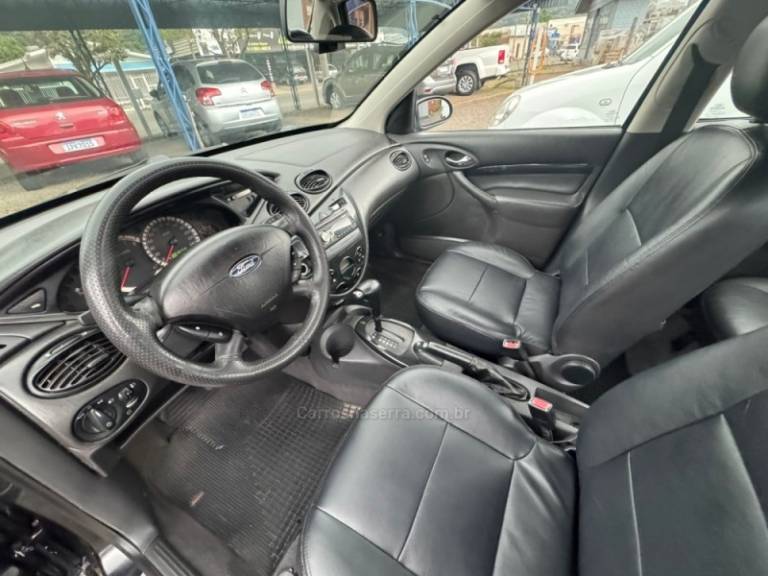 FORD - FOCUS - 2006/2007 - Preta - R$ 26.900,00