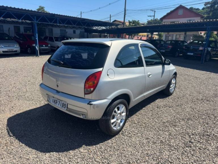 CHEVROLET - CELTA - 2002/2002 - Prata - R$ 14.900,00