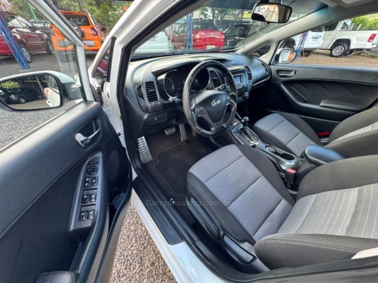 KIA MOTORS - CERATO - 2014/2015 - Branca - R$ 68.900,00