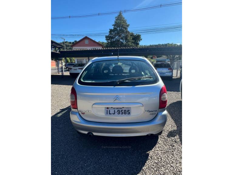 CITROËN - XSARA PICASSO - 2003/2004 - Prata - R$ 12.900,00